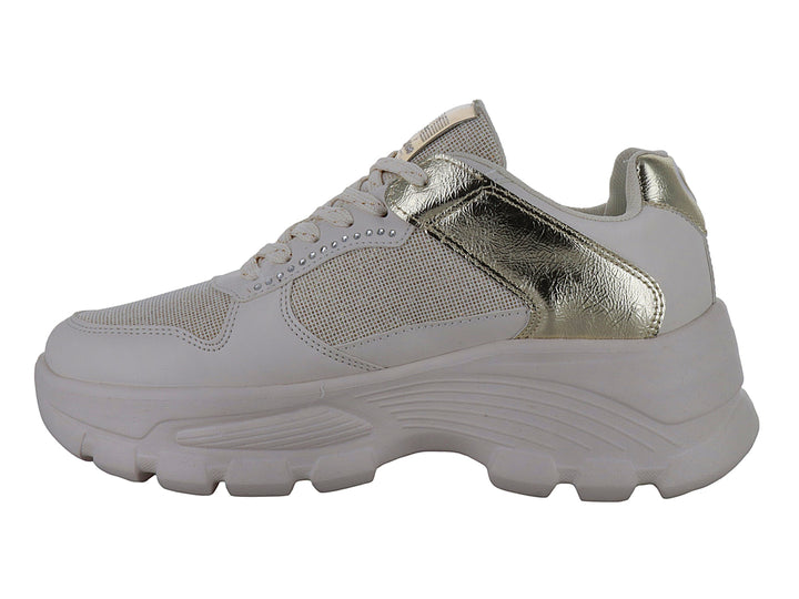 Tenis Clasben Fayeth en color beige con detalles brillantes en oro y suela de plataforma blanca.