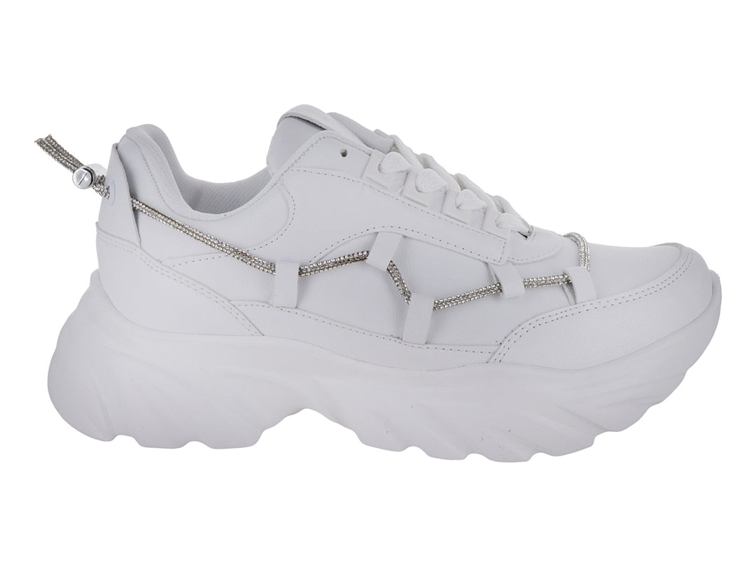 Tenis blancos de suela gruesa con detalle de cadena plateada en el lateral.