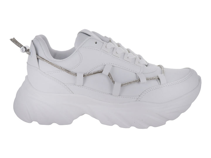 Tenis blancos de suela gruesa con detalle de cadena plateada en el lateral.