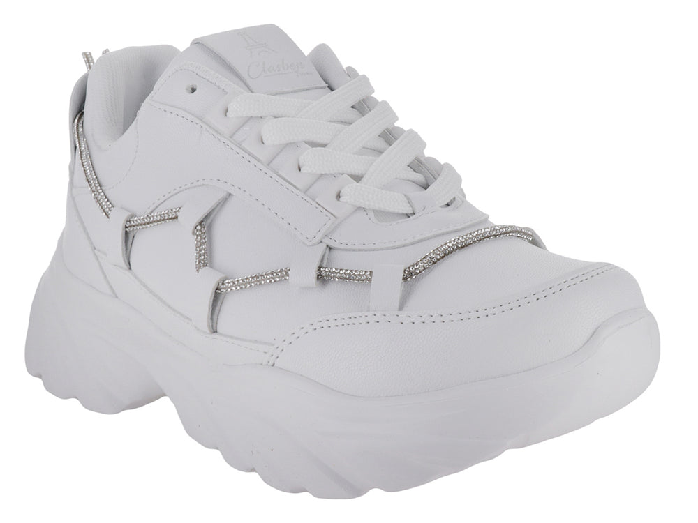 Tenis blancos de suela gruesa con detalle de cadena plateada en el lateral.