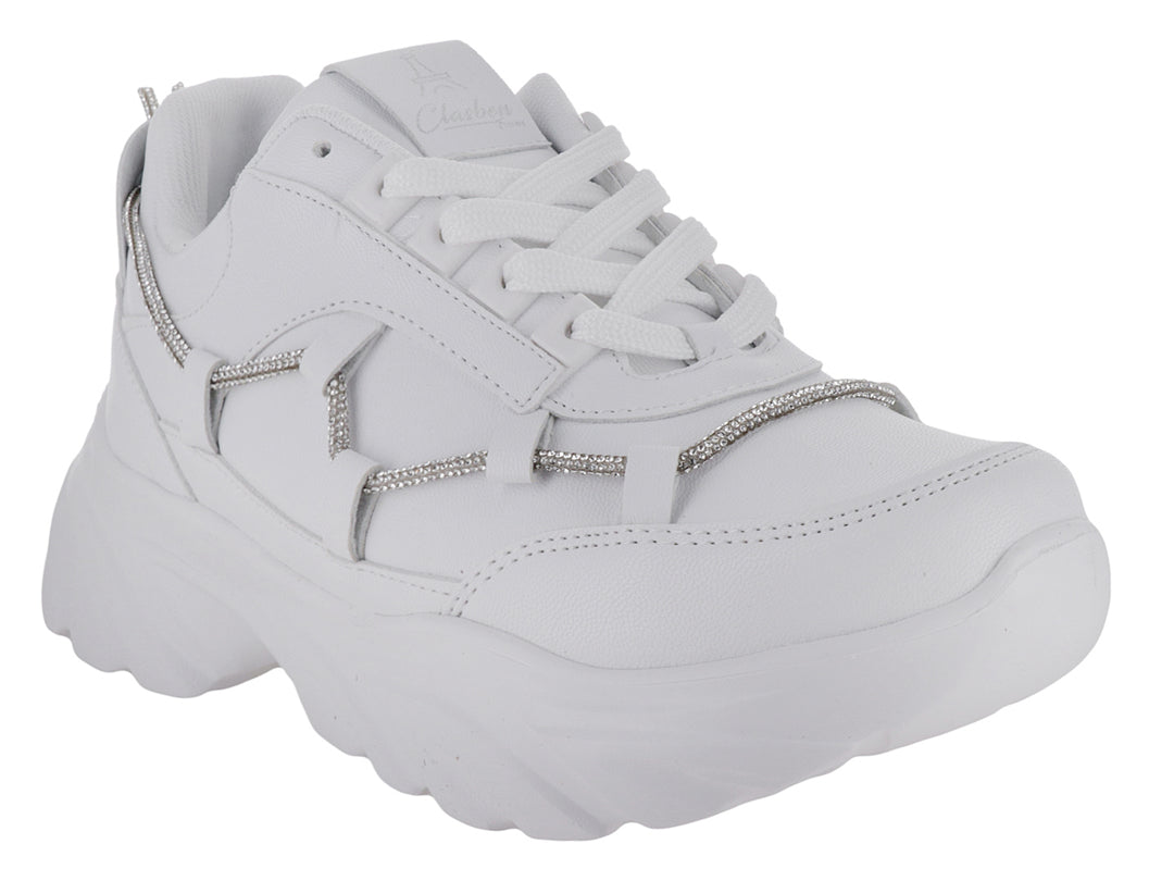 Tenis blancos de suela gruesa con detalle de cadena plateada en el lateral.