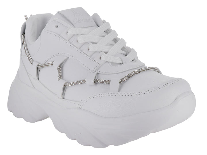 Tenis blancos de suela gruesa con detalle de cadena plateada en el lateral.