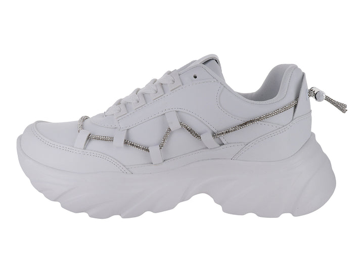 Tenis blancos de suela gruesa con detalle de cadena plateada en el lateral.