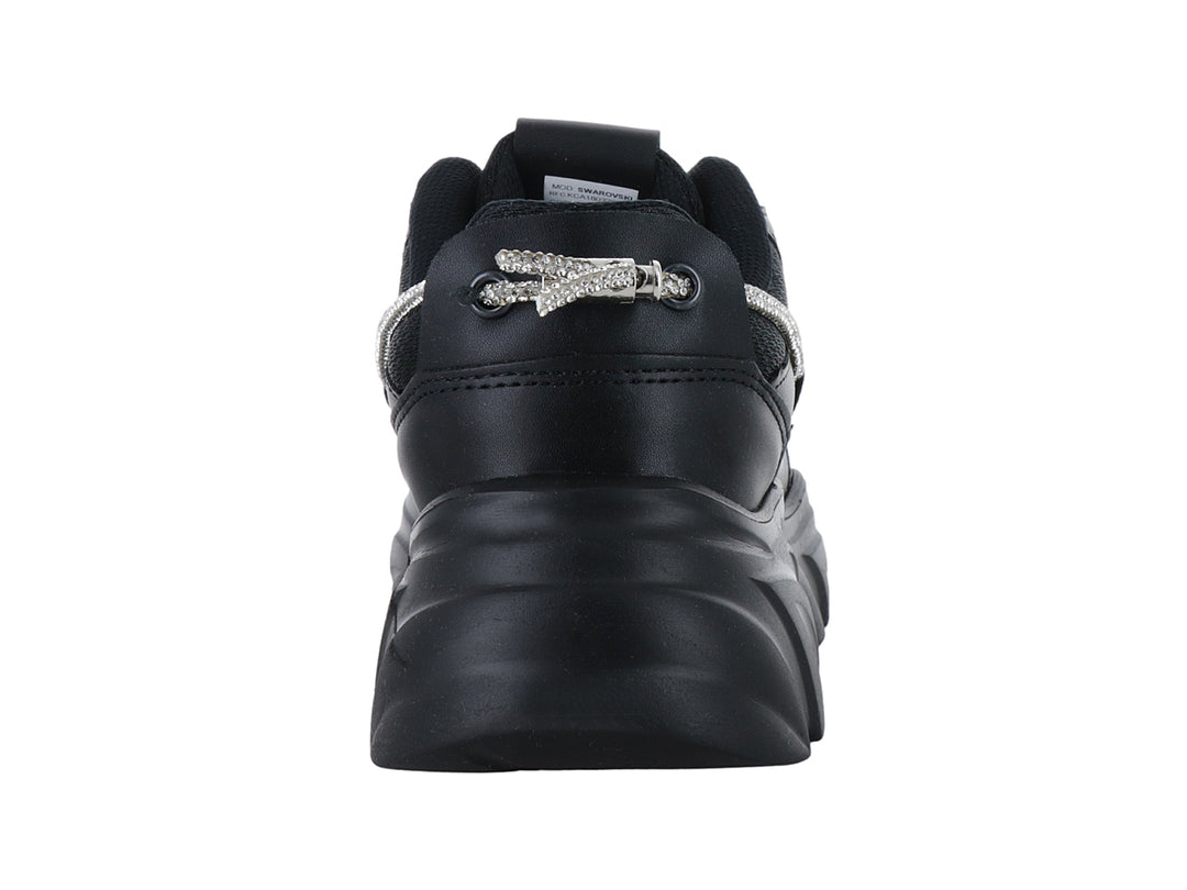 Tenis negros de plataforma con detalles de cristales brillantes en los laterales.