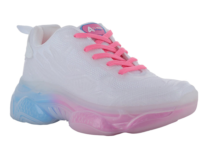 Tenis deportivos blancos con agujetas rosas y suela gruesa en degradado azul y rosa.