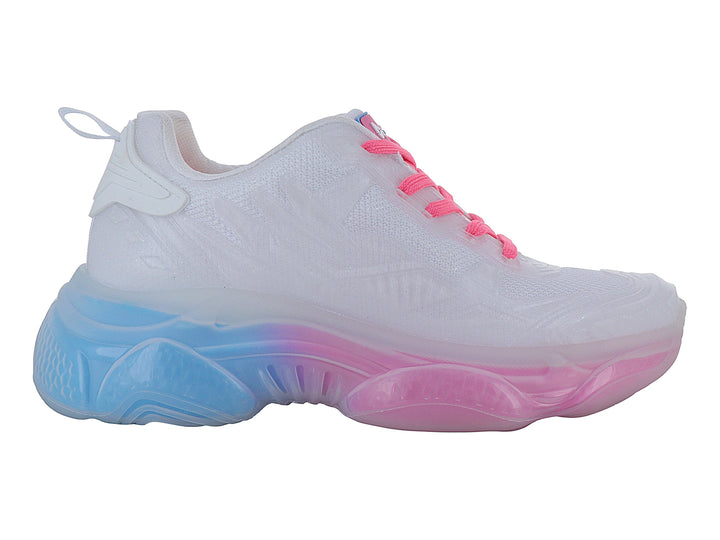 Tenis deportivos blancos con agujetas rosas y suela gruesa en degradado azul y rosa.
