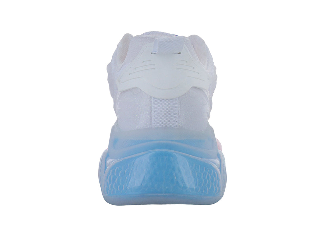 Tenis deportivos blancos con agujetas rosas y suela gruesa en degradado azul y rosa.