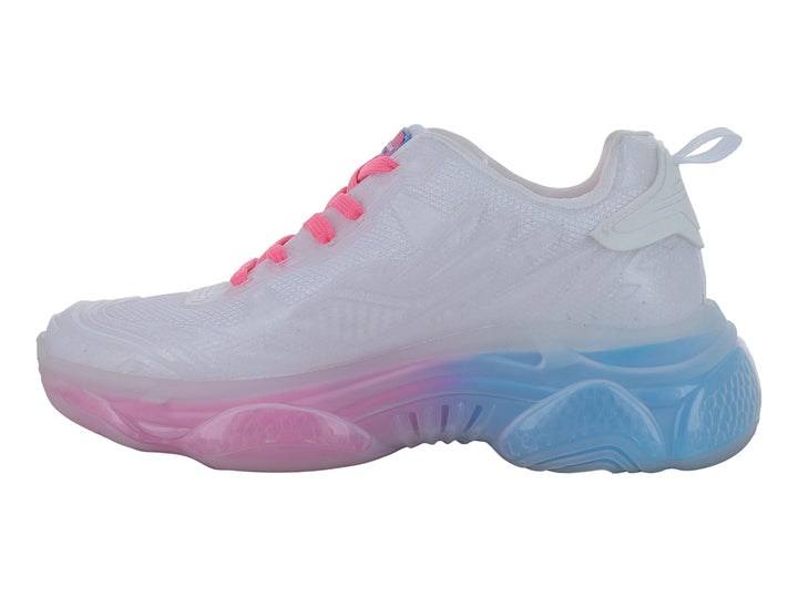 Tenis deportivos blancos con agujetas rosas y suela gruesa en degradado azul y rosa.