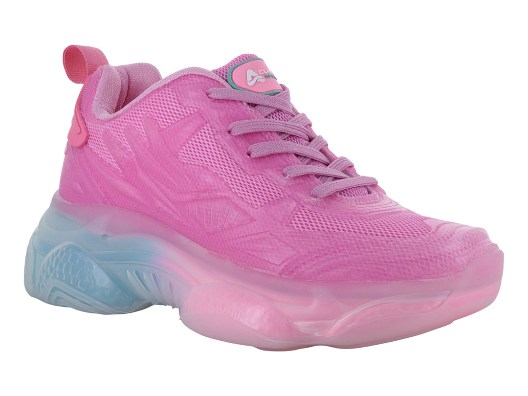 Tenis deportivos color fucsia con suela gruesa translúcida en degradado azul y rosa.