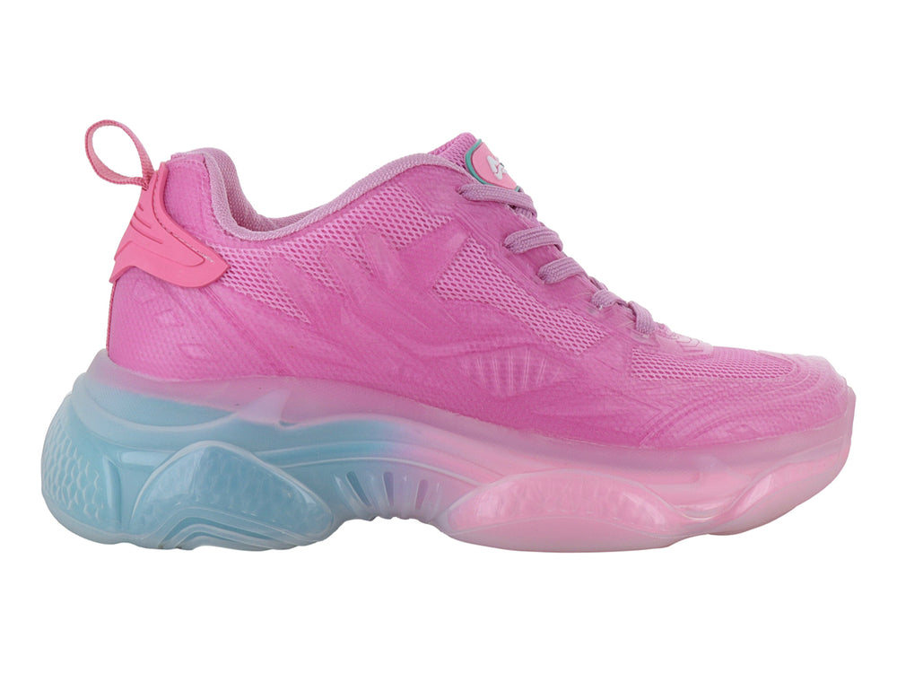Tenis deportivos color fucsia con suela gruesa translúcida en degradado azul y rosa.