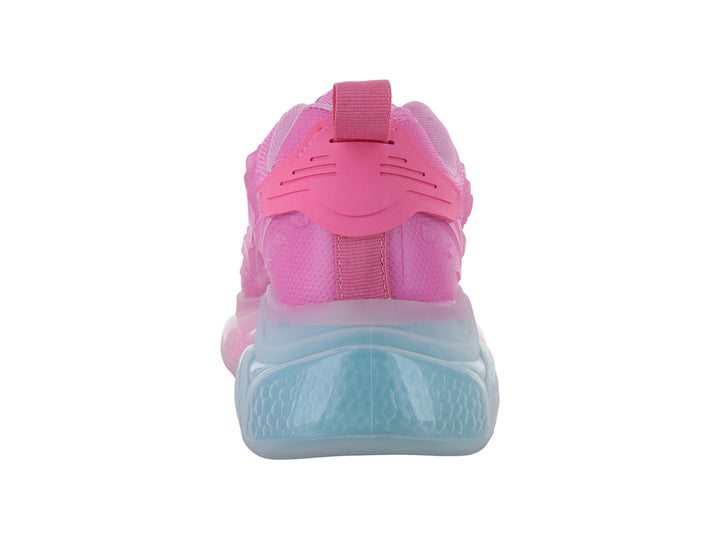 Tenis deportivos color fucsia con suela gruesa translúcida en degradado azul y rosa.
