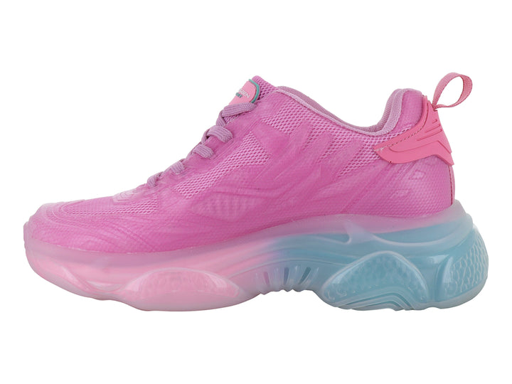 Tenis deportivos color fucsia con suela gruesa translúcida en degradado azul y rosa.