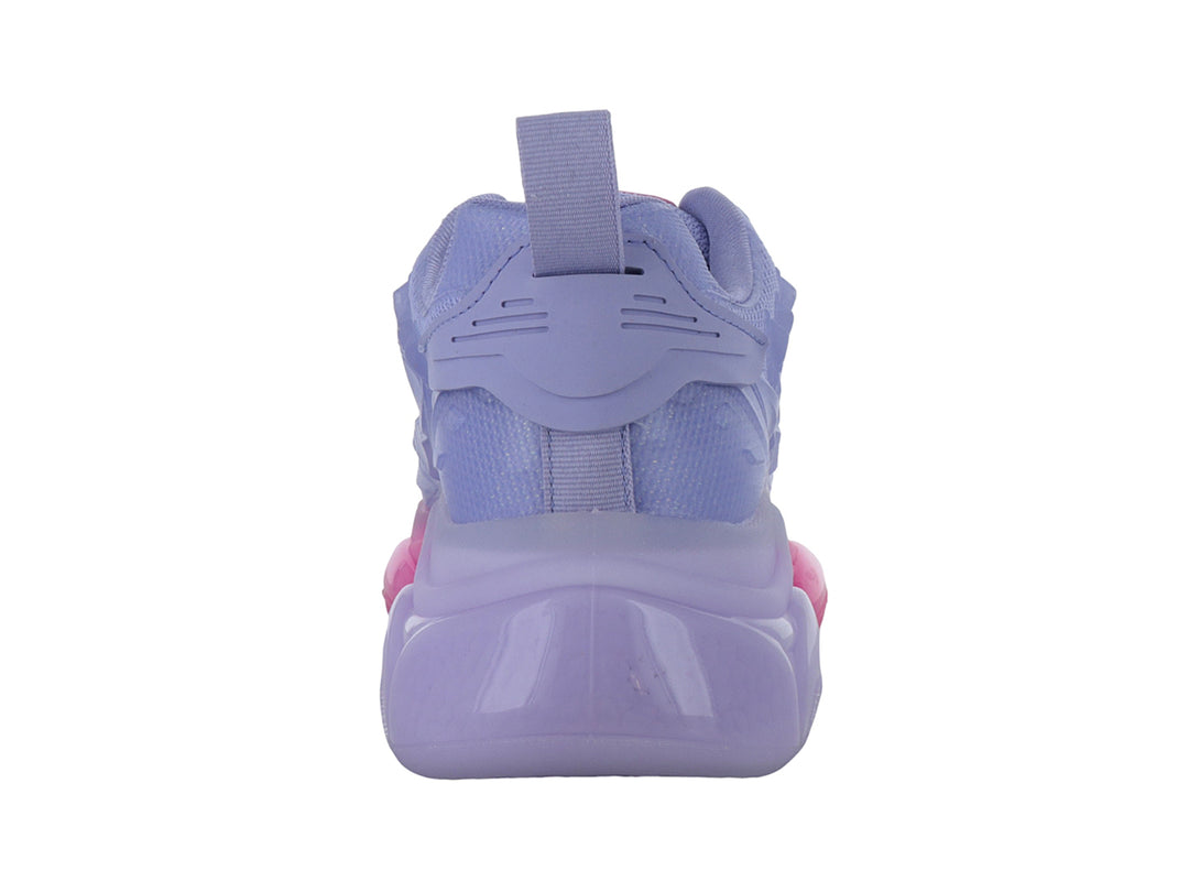 Tenis deportivos morados con suela gruesa en degradado de morado a rosa.