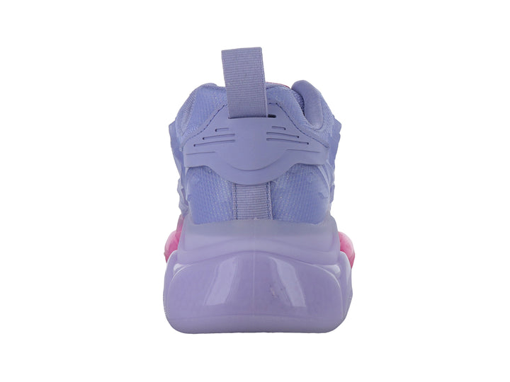 Tenis deportivos morados con suela gruesa en degradado de morado a rosa.