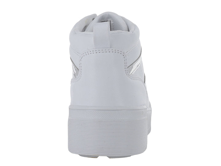 Tenis casuales color blanco con detalles laterales en plata brillante y suela de plataforma blanca.