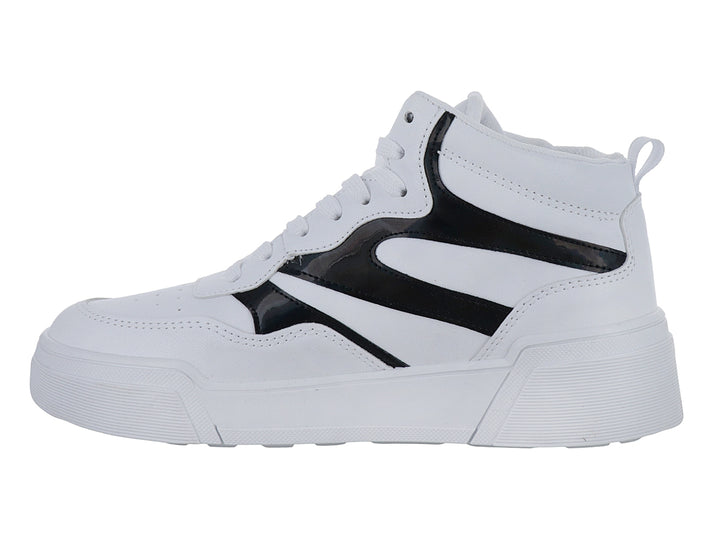 Tenis deportivos de corte medio en color blanco con detalles laterales en negro brillante y suela blanca.