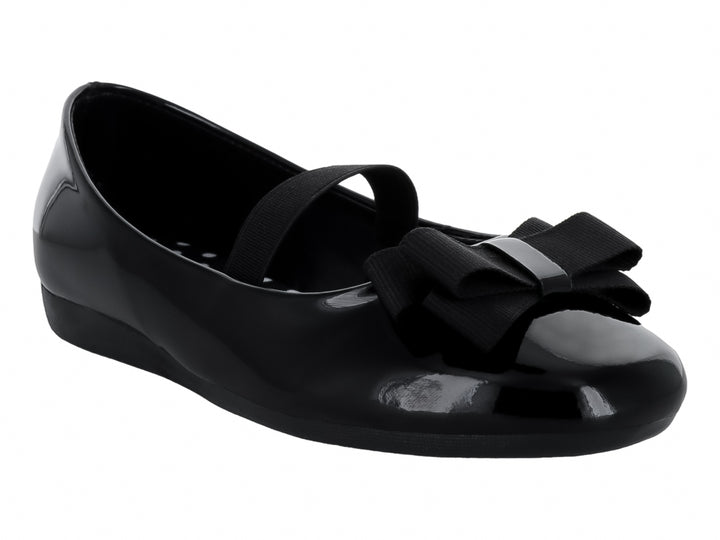 Zapato plano negro brillante con moño decorativo y correa superior.