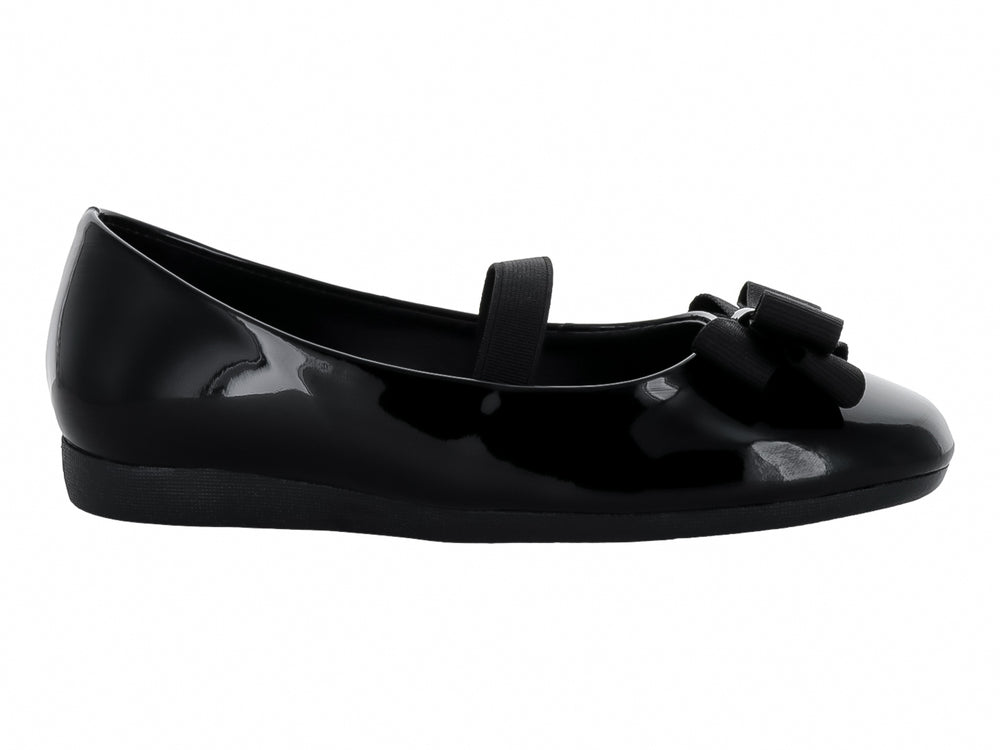 Zapato plano negro brillante con moño decorativo y correa superior.