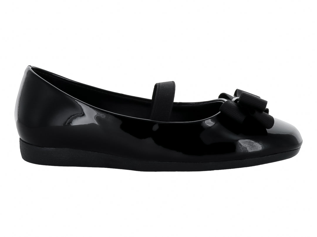 Zapato plano negro brillante con moño decorativo y correa superior.
