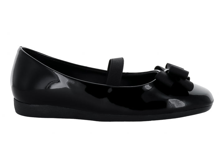 Zapato plano negro brillante con moño decorativo y correa superior.
