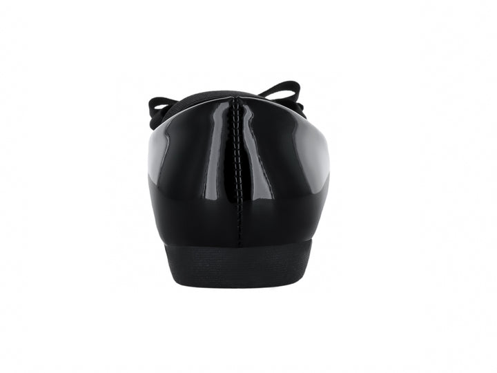 Zapato plano negro brillante con moño decorativo y correa superior.