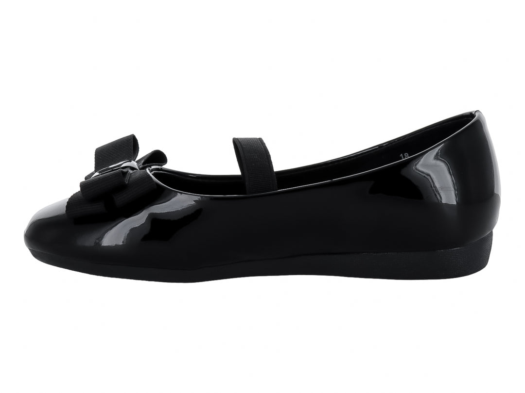 Zapato plano negro brillante con moño decorativo y correa superior.