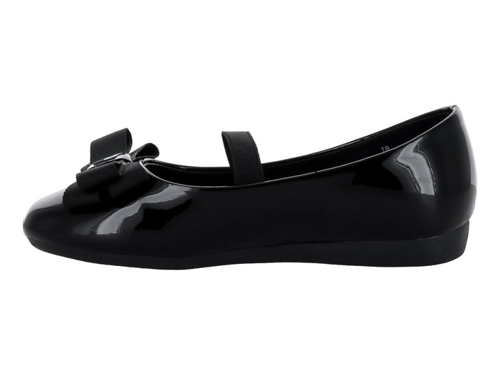 Zapato plano negro brillante con moño decorativo y correa superior.