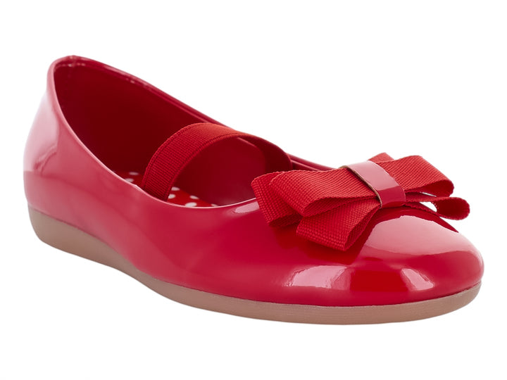 Zapato plano rojo brillante para niña con un moño decorativo en la parte superior y suela beige.