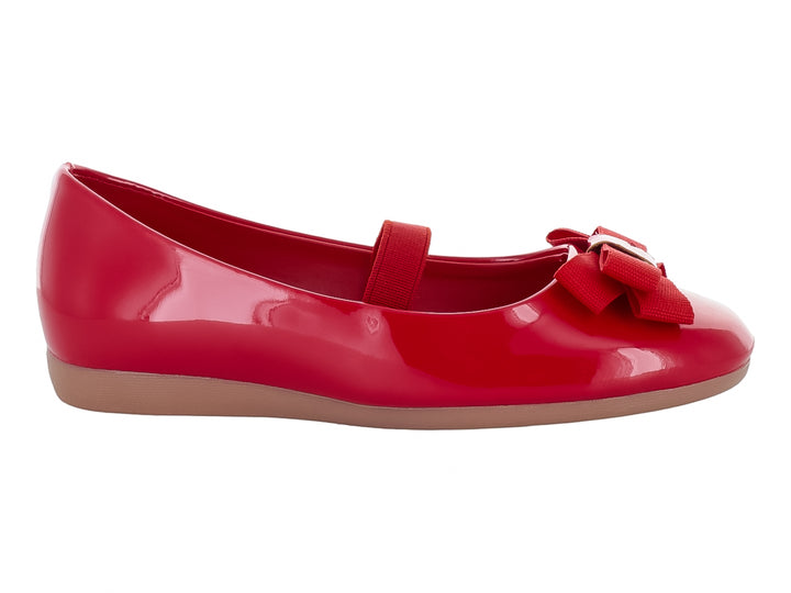 Zapato plano rojo brillante para niña con un moño decorativo en la parte superior y suela beige.