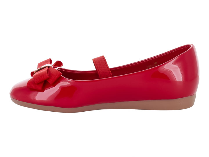 Zapato plano rojo brillante para niña con un moño decorativo en la parte superior y suela beige.