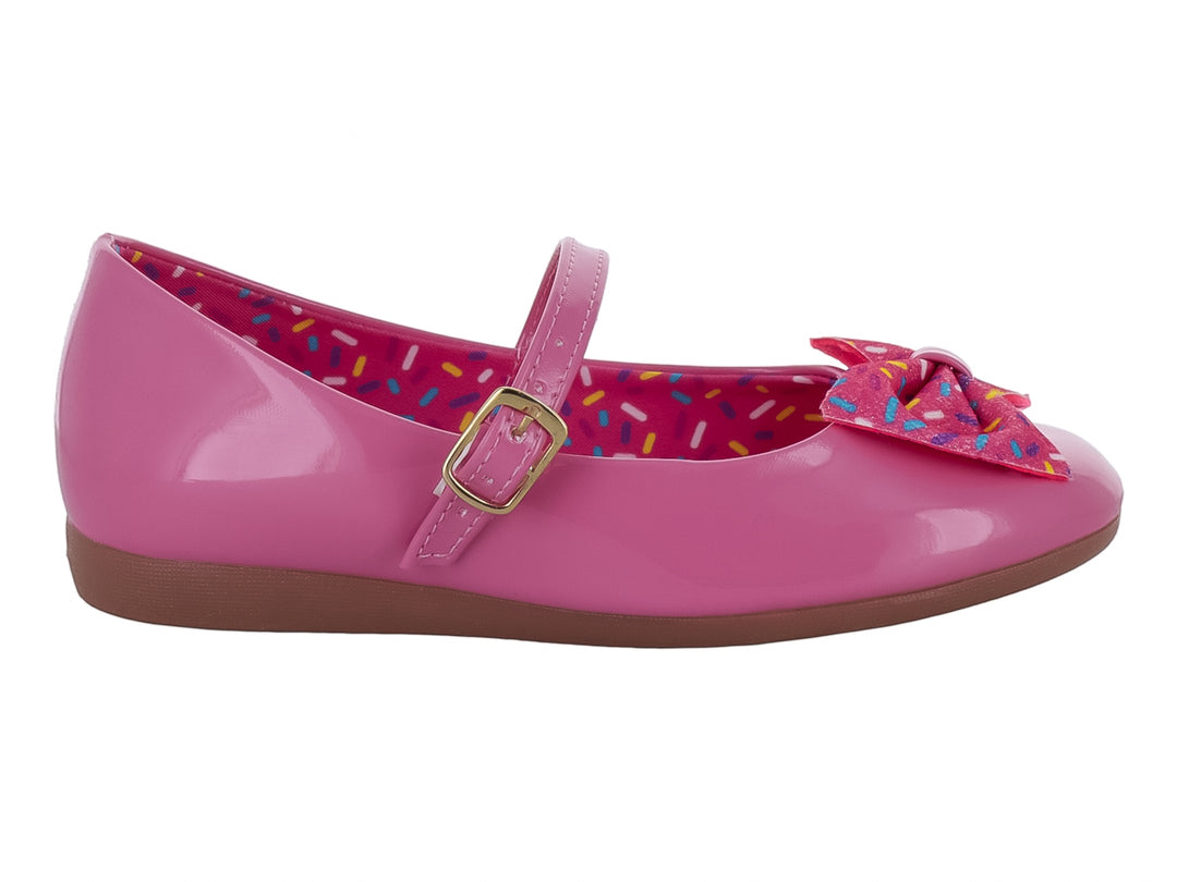 Zapato plano fucsia brillante para niña con moño decorativo y correa ajustable.