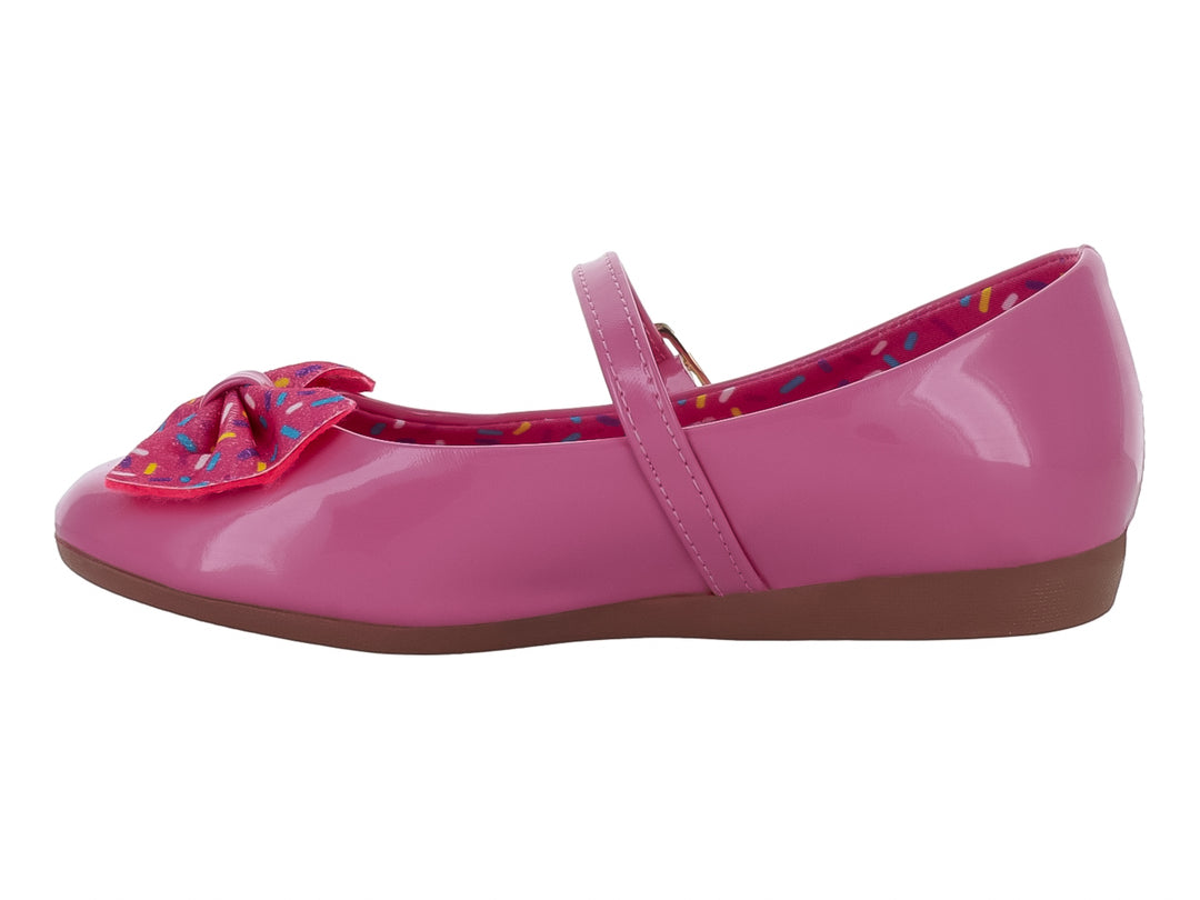 Zapato plano fucsia brillante para niña con moño decorativo y correa ajustable.
