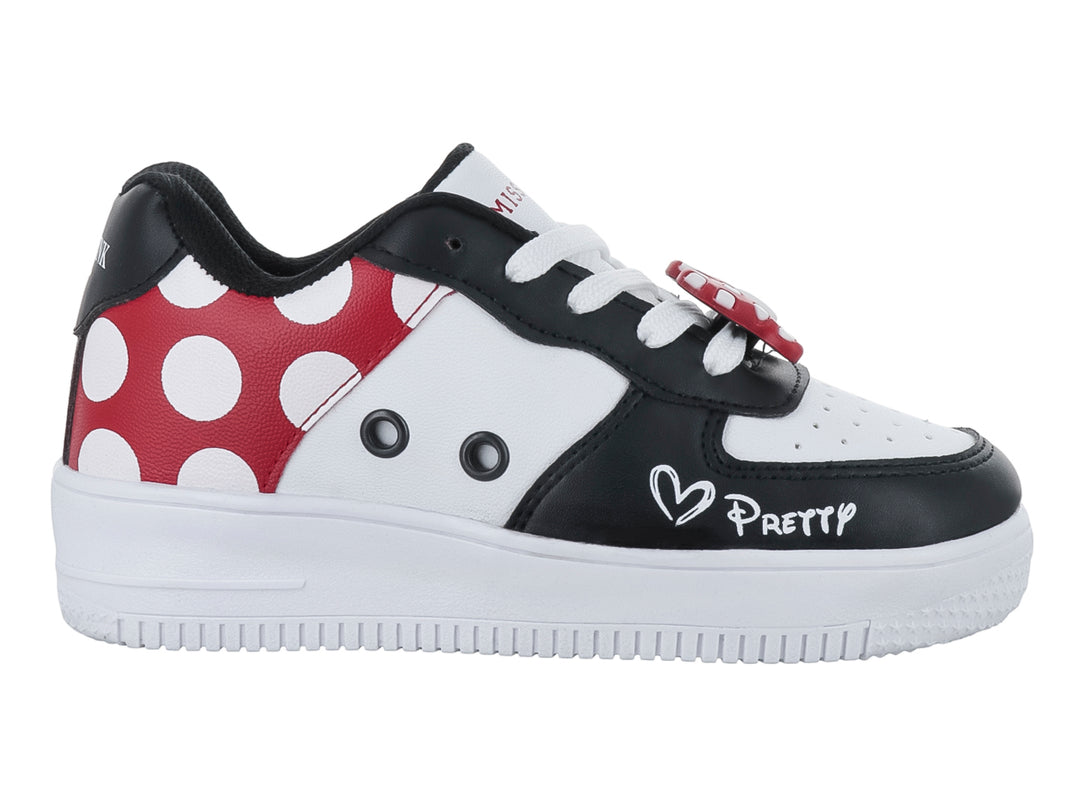 Tenis blancos y negros con sección roja de lunares blancos y la palabra &