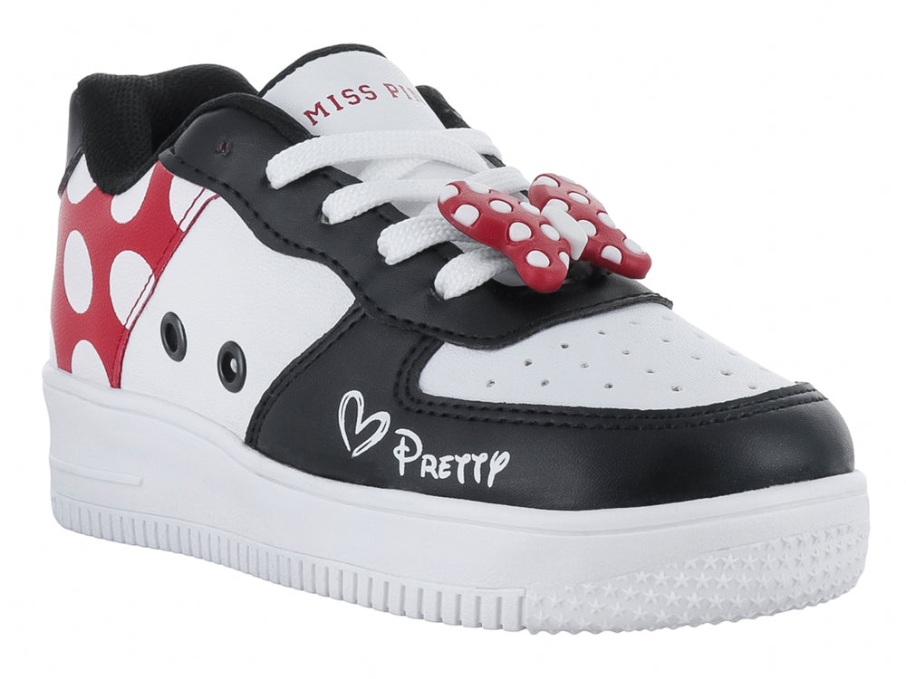 Tenis blancos y negros con sección roja de lunares blancos y la palabra 'Pretty' en el costado.
