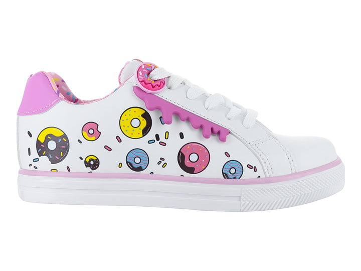 Tenis blancos para niña con estampado de donas coloridas y detalles en rosa.
