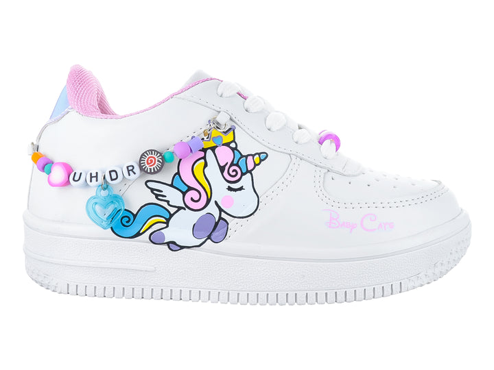 Tenis blancos para niña con parche de unicornio y cuentas coloridas decorativas.