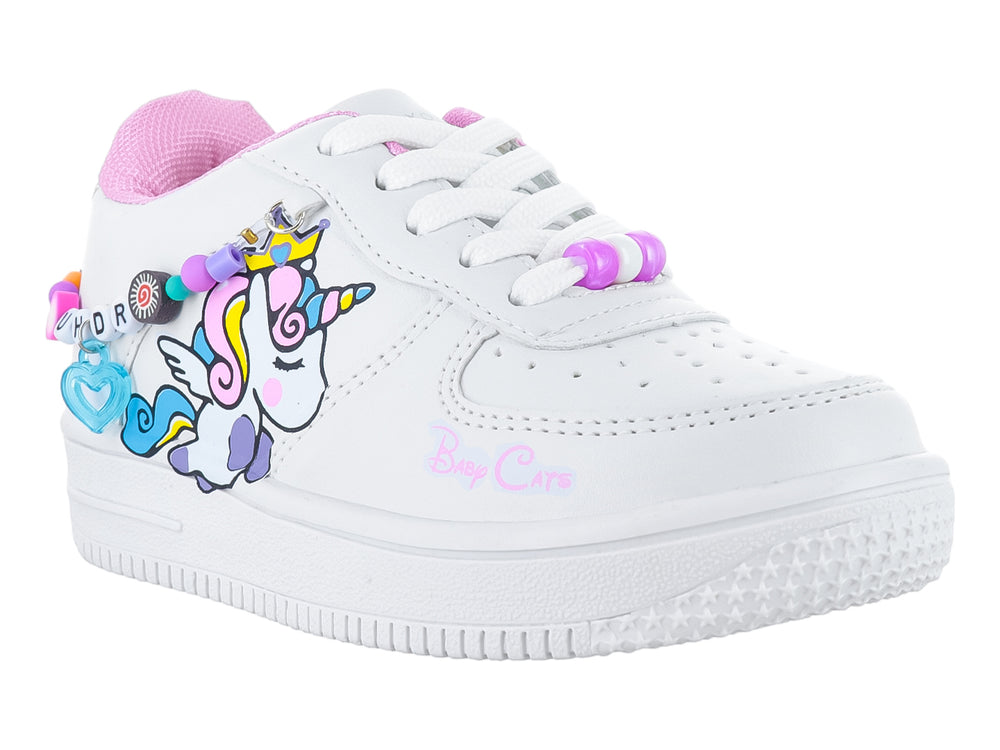 Tenis blancos para niña con parche de unicornio y cuentas coloridas decorativas.
