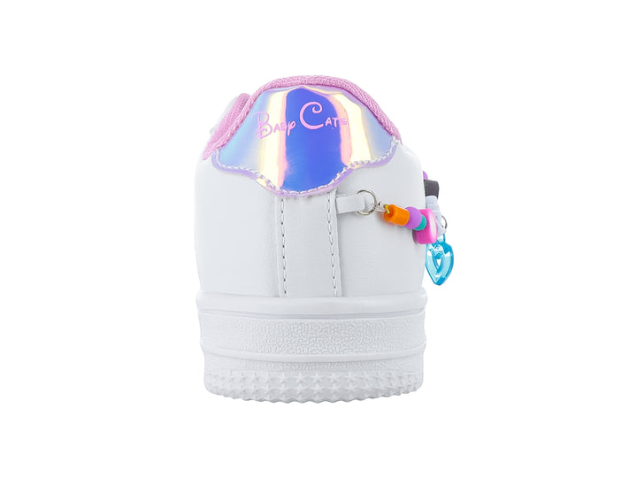 Tenis blancos para niña con parche de unicornio y cuentas coloridas decorativas.