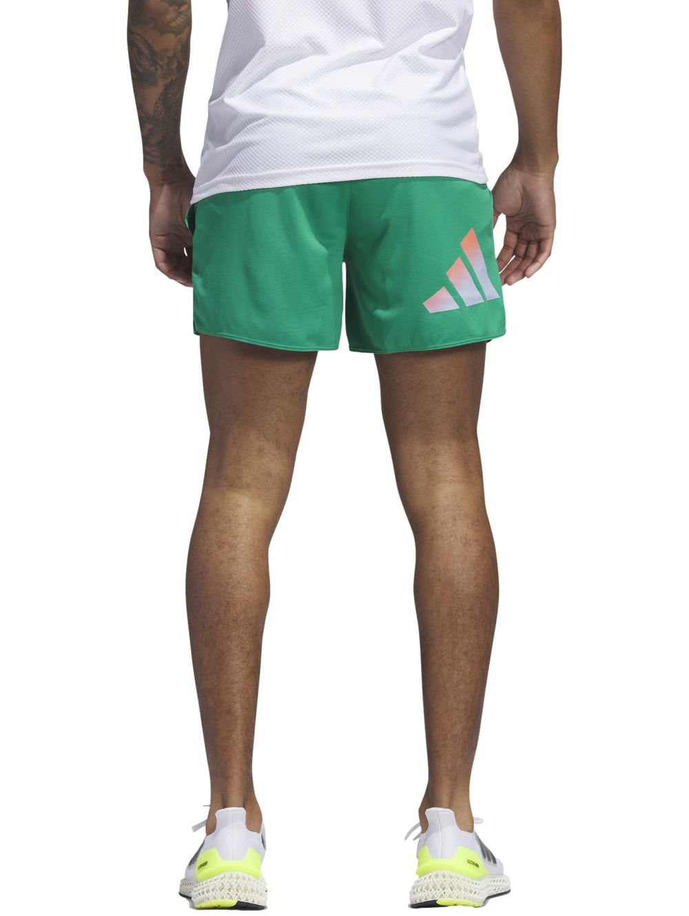 Hombre vistiendo pantalón corto deportivo color verde de la marca Adidas