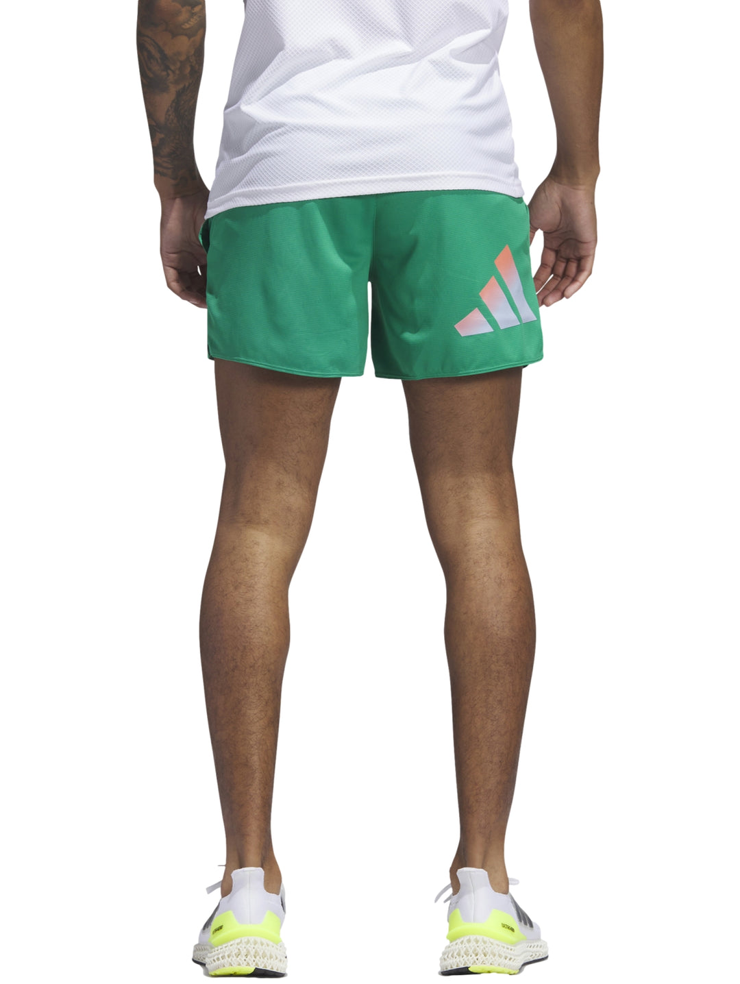 Hombre vistiendo pantalón corto deportivo color verde de la marca Adidas