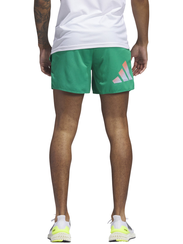 Hombre vistiendo pantalón corto deportivo color verde de la marca Adidas