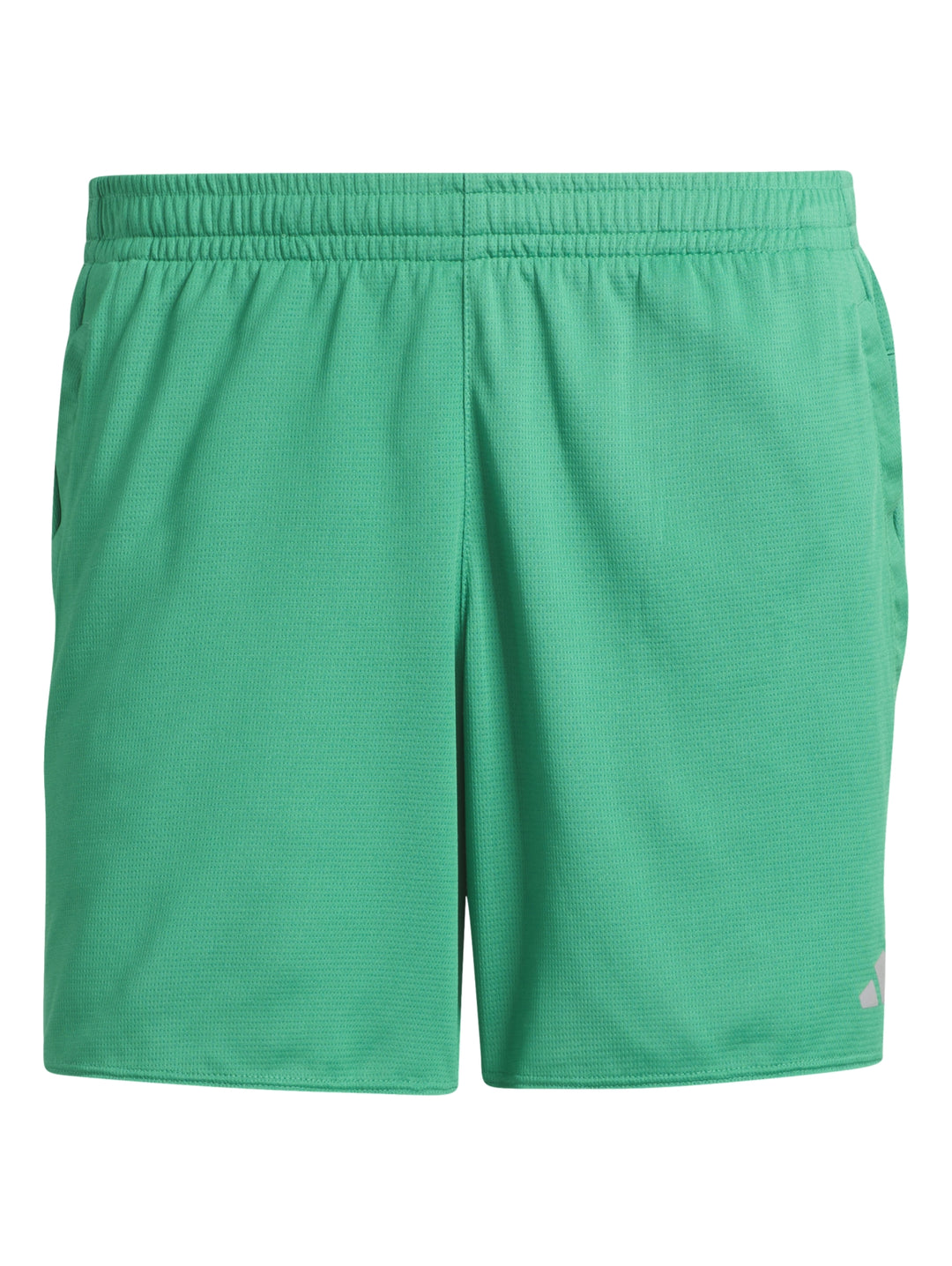 Hombre vistiendo pantalón corto deportivo color verde de la marca Adidas