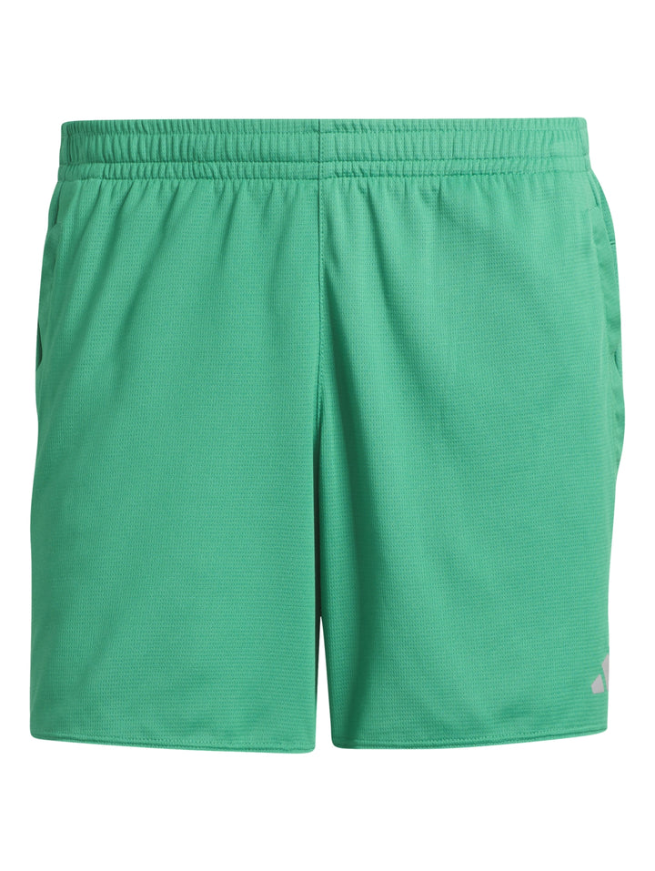 Hombre vistiendo pantalón corto deportivo color verde de la marca Adidas