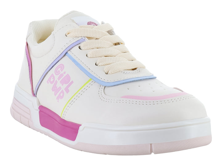 Tenis deportivos para niña color latte con detalles en rosa, azul y amarillo y texto Girl Pwr lateral.