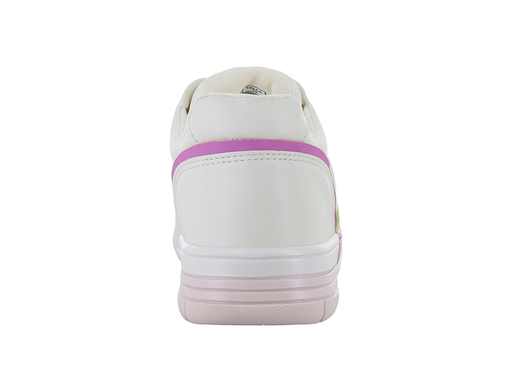 Tenis deportivos para niña color latte con detalles en rosa, azul y amarillo y texto Girl Pwr lateral.
