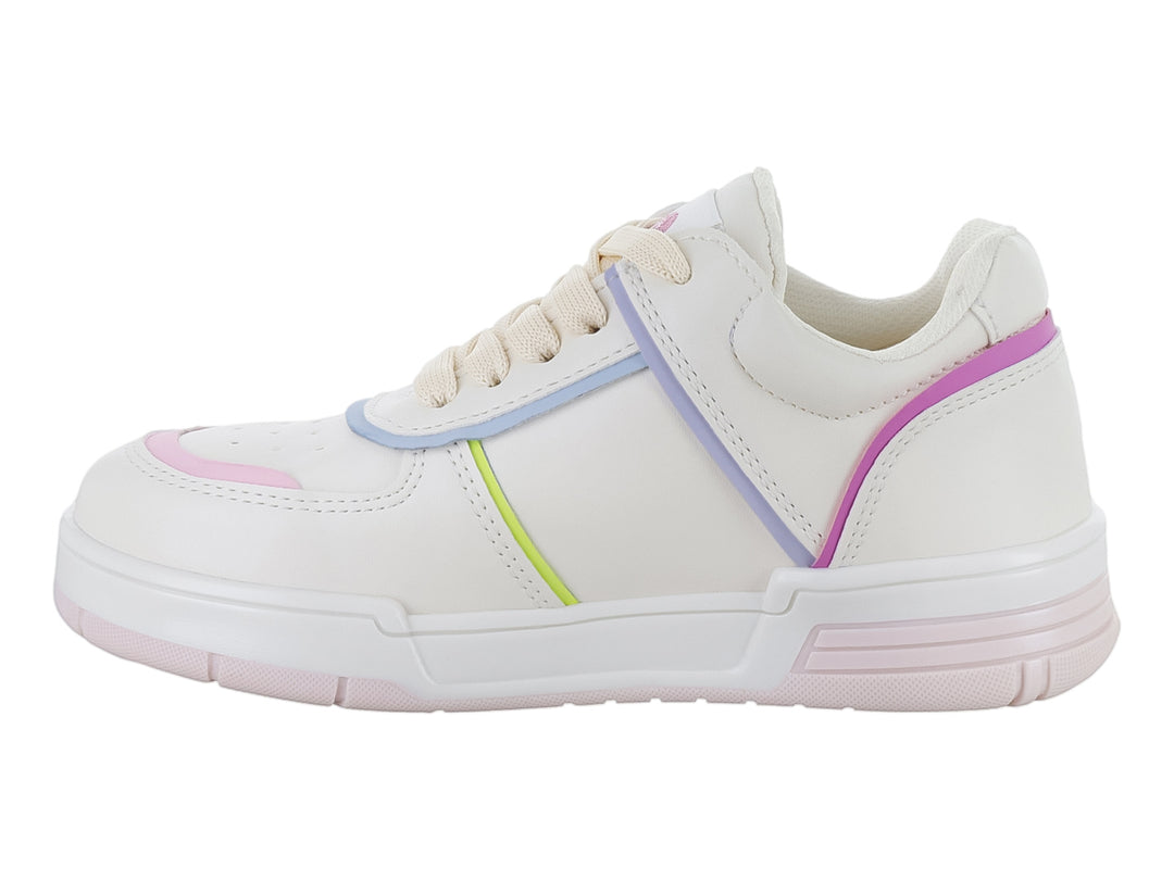 Tenis deportivos para niña color latte con detalles en rosa, azul y amarillo y texto Girl Pwr lateral.