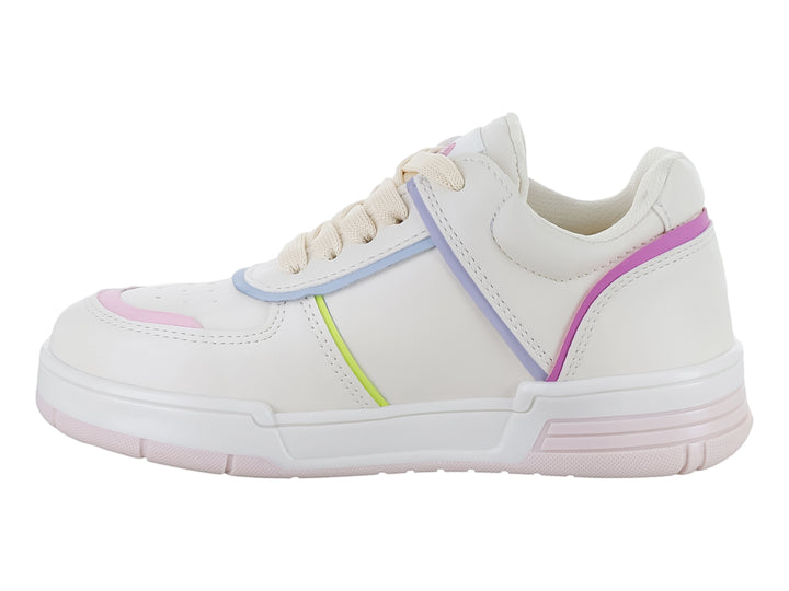 Tenis deportivos para niña color latte con detalles en rosa, azul y amarillo y texto Girl Pwr lateral.