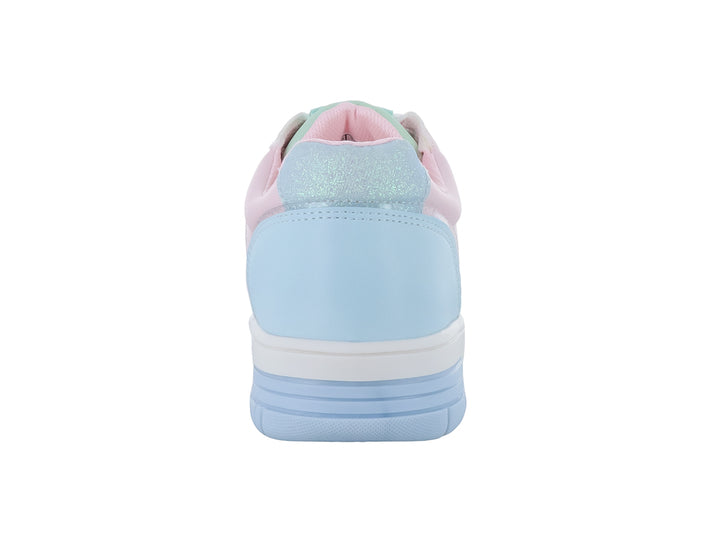 Tenis deportivos infantiles multicolor con suela blanca y detalles en colores pastel.