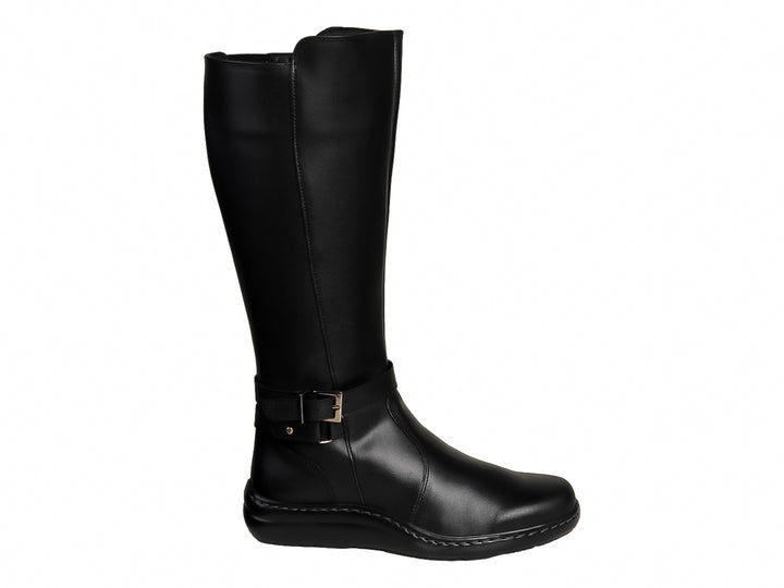 Botas altas de color negro con detalle de hebilla en el tobillo y suela plana.