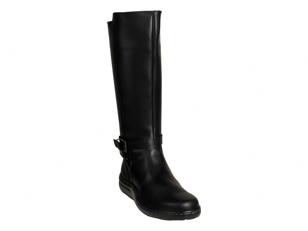 Botas altas de color negro con detalle de hebilla en el tobillo y suela plana.